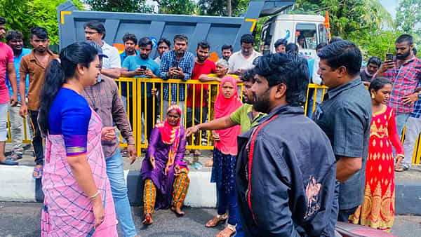 Minister Vidadala Rajini: మానవత్వం చాటుకున్న మంత్రి విడదల రజిని.. దగ్గరుండి క్షతగాత్రులను ఆస్పత్రికి తరలించి..