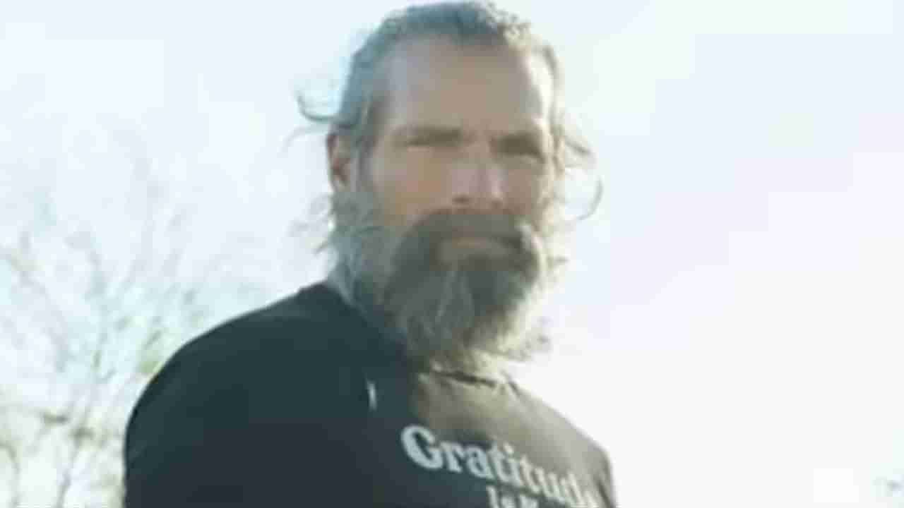 Man Drinks Urine: వీడు మరీ దారుణంగా ఉన్నాడేంట్రా బాబు.. యవ్వనంగా కనిపించాలంటే ఆది తాగాలంటున్నాడు..!