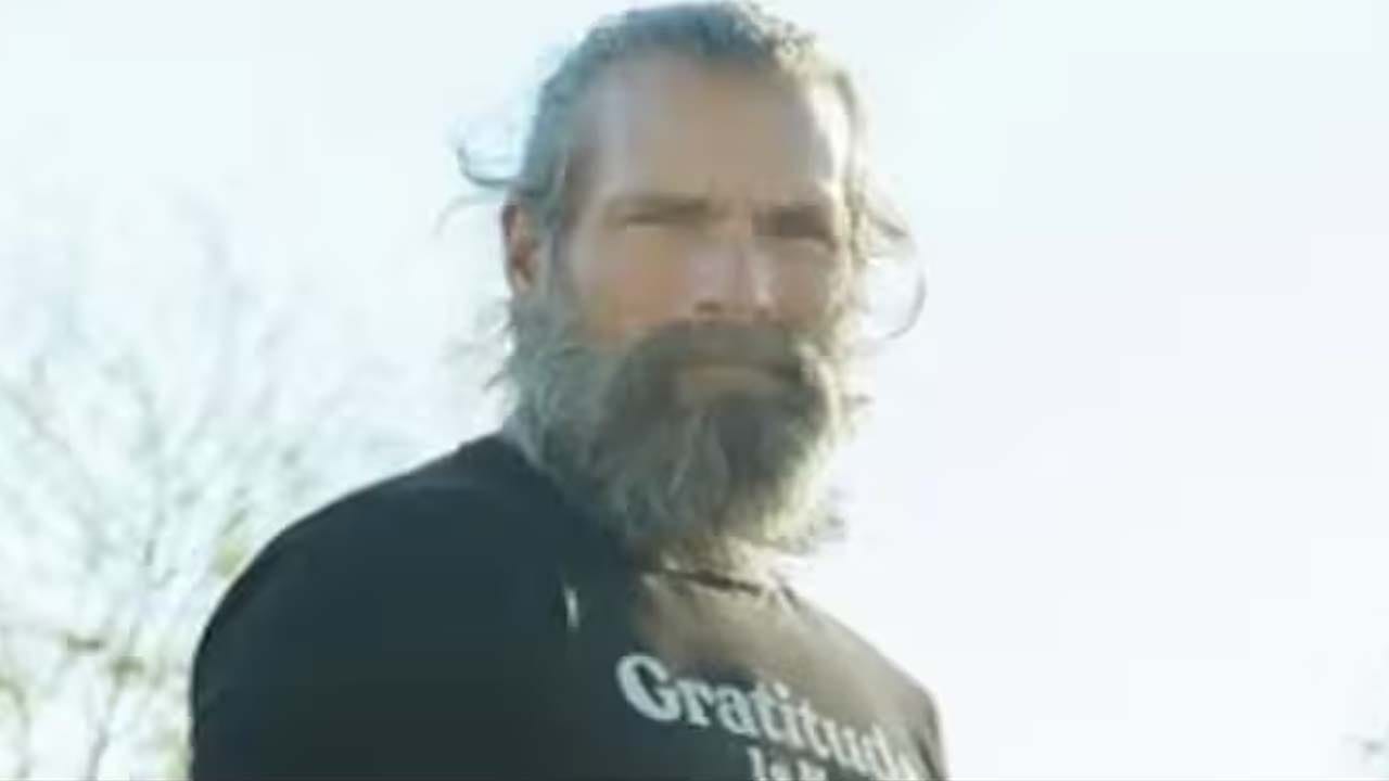 Man Drinks Urine: వీడు మరీ దారుణంగా ఉన్నాడేంట్రా బాబు.. యవ్వనంగా కనిపించాలంటే ఆది తాగాలంటున్నాడు..!