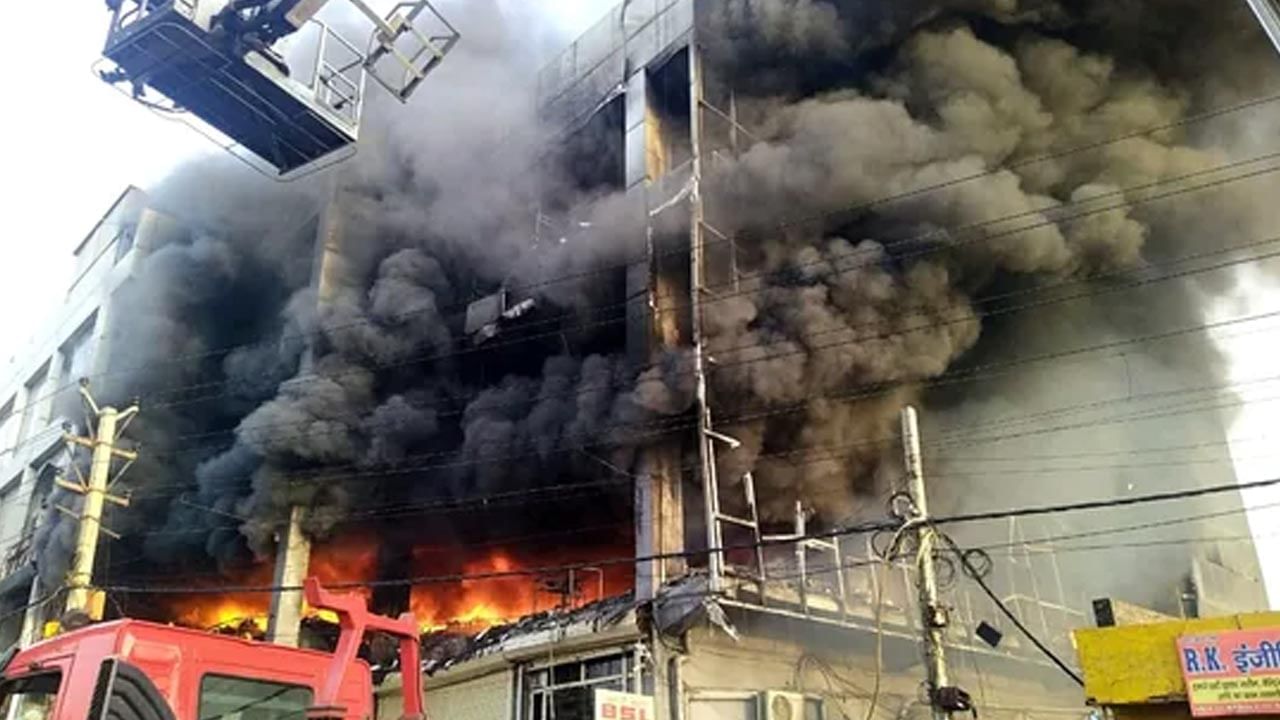 Mundka Fire: 50 మంది ప్రాణాలు కాపాడిన యోధుడు.. ఢిల్లీ ముండ్కా అగ్ని ప్రమాదంలో కీలకంగా మారిన క్రేన్ డ్రైవర్..