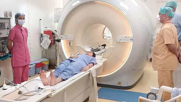 Navneet Rana: సోషల్ మీడియాలో ఎంపీ నవనీత్ రాణా MRI స్కాన్ ఫోటో.. లీలావతి ఆసుపత్రికి నోటిసులు జారీ