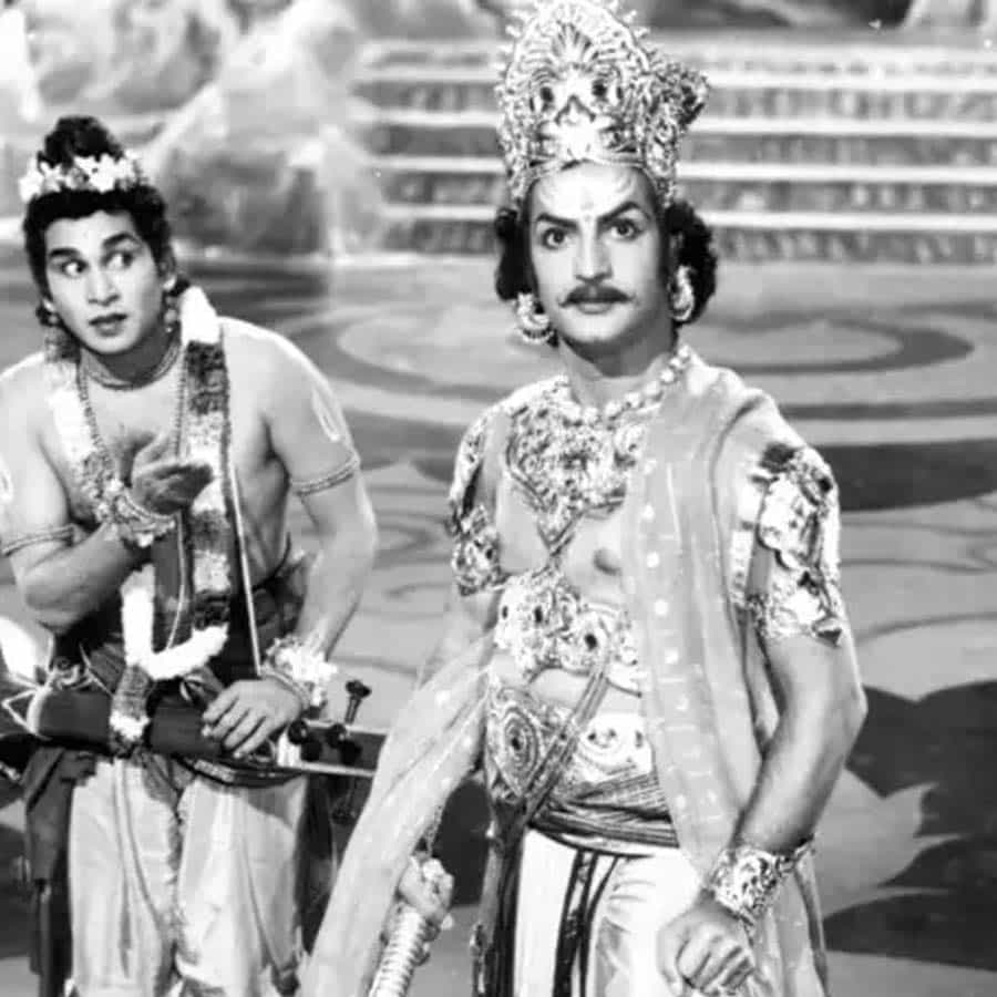 సీనియర్ ఎన్టీఆర్ హీరో మాత్రమే కాదు నెగెటివ్ పాత్రళ్లూ కూడా నటించి మెప్పించారు. 'భూకైలాస్'లో ఎన్టీఆర్ రాక్షస-రాజు రావణుని ఐకానిక్ పాత్రను పోషించారు. రావణుడి పాత్రలో నటించి మెప్పించారు. ప్రేక్షకుల హృదయాలను గెలుచుకున్నారు.  
