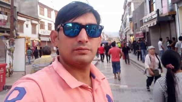 kashmir pandit killed: జమ్ముకశ్మీర్లో రెచ్చిపోయిన ఉగ్రవాదులు.. కశ్మీర్ పండిట్ దారుణ హత్య..