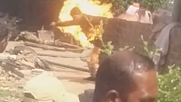 Crime News: జగిత్యాల జిల్లాలో దారుణం.. ఎంపీవోపై పెట్రోల్ పోసి నిప్పంటించిన వ్యక్తి..