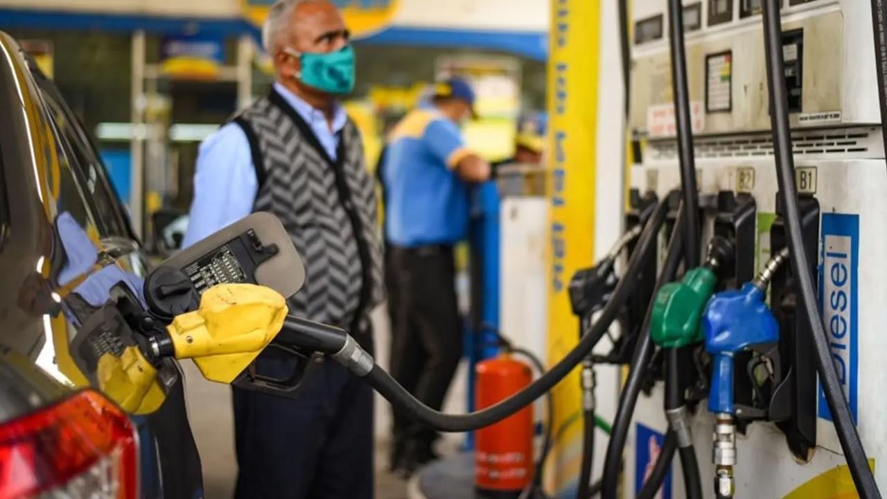 Petrol Diesel Price: కేంద్రం బాటలోనే ఆ రాష్ట్రాలు.. ఎంత మేర ఇంధన ధరలు తగ్గించాయంటే..?