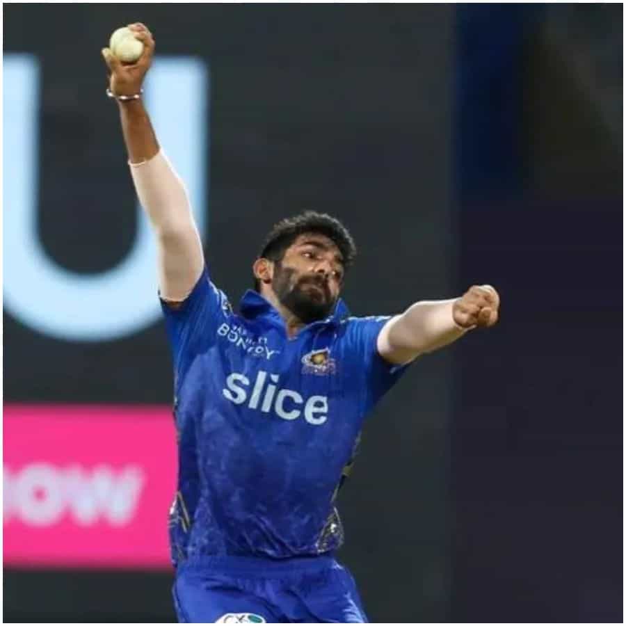 ముంబై ఇండియన్స్ తరపున 5 వికెట్లు తీసిన 5వ బౌలర్ బుమ్రా. టోర్నీలో ఒక జట్టు సాధించిన అత్యధిక 5 వికెట్లు ఇదే. తన స్పెల్ సమయంలో 2 డెత్ ఓవర్లలో అత్యల్ప పరుగులు ఇచ్చిన ఆటగాడిగా బుమ్రా నిలిచాడు. అతను కేవలం 1 పరుగు మాత్రమే ఇచ్చాడు.