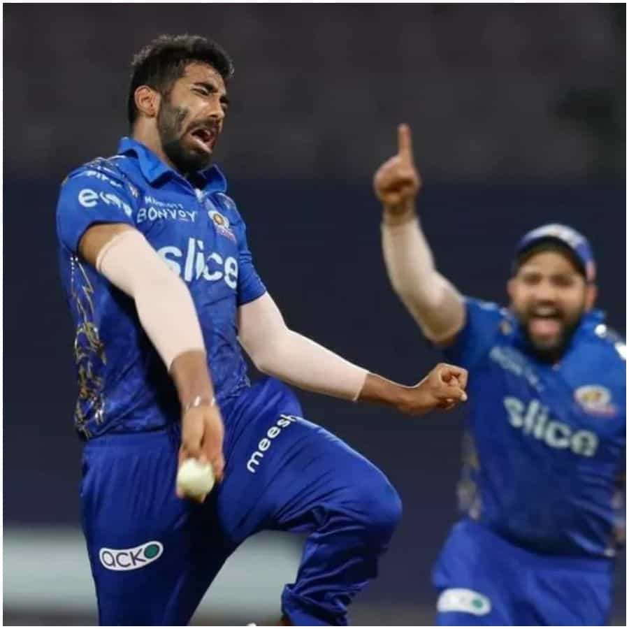 ముంబై ఇండియన్స్ వర్సెస్ కోల్కతా నైట్ రైడర్స్ మధ్య జరిగిన మ్యాచ్లో విజయం ఎవరిదన్నది పక్కన పెడితే.. అసలు హీరో ఎవరన్న ప్రశ్న వస్తే.. కచ్చితంగా ముంబై సీనియర్ బౌలర్ పేరు తప్పకుండా వస్తుంది. ఐదుగురు బ్యాట్స్మెన్లను పెవిలియన్ చేర్చిన జస్ప్రీత్ బుమ్రా.. ఈ మ్యాచ్లో హీరోగా మారాడన్నది నిజం. అది కూడా కేవలం 10 పరుగులకే మాత్రమే ఇచ్చి.. ట్రిపుల్ వికెట్ మెయిడిన్ ఓవర్ విసిరాడు. జస్ప్రీత్ బుమ్రా చేసిన టీ20 మ్యాచ్లలో ఇది చాలా అరుదుగా జరిగిందనడంలో సందేహం లేదు.
