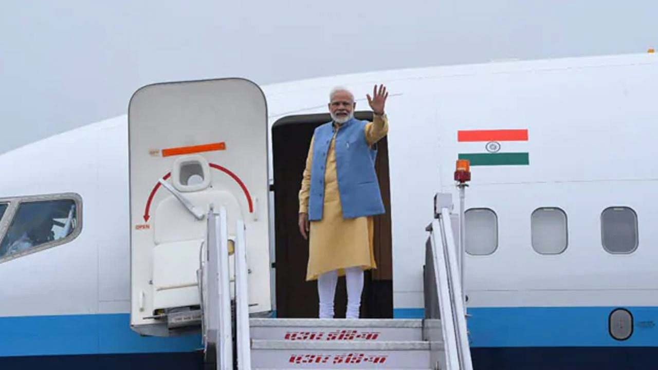 PM Modi's Hyderabad Visit Live: భాగ్యనగరానికి చేరుకున్న ప్రధాని మోడీ.. జాతీయ జండాలతో ఎయిర్ పోర్టుకు స్కూల్, కాలేజీ విద్యార్థులు