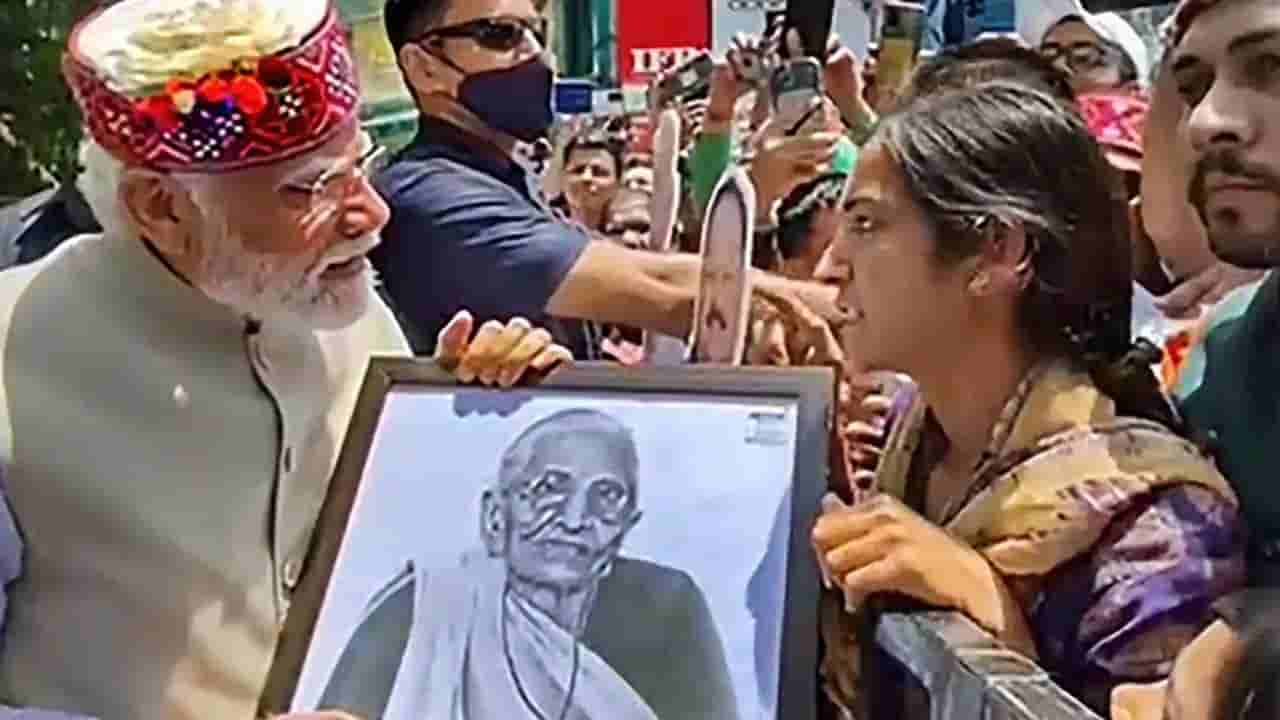 PM Modi: కారు ఆపి బాలికను ఆశీర్వదించిన ప్రధాని మోదీ.. అమ్మాయి గీసిన చిత్రంను..