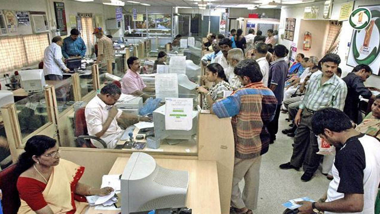 ATM Transaction Charges: ఆ బ్యాంకుకు ATM లావాదేవీ ఛార్జీల ద్వారా రూ. 645 కోట్ల ఆదాయం.. మినిమమ్ బ్యాలెన్స్ లేని కారణంగా 239 కోట్లు