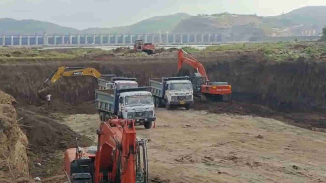 Polavaram: జేసీబీతో మట్టి తవ్వుతుండగా భూగర్భం నుంచి పెద్ద శబ్ధం.. బలంగా బయటకు లాగగా అద్భుతం