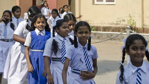 Education: దేశంలో అందని ద్రాక్షగా మారుతున్న ప్రైవేటు విద్య.. తల్లిదండ్రులు ఏం చేస్తున్నారంటే..