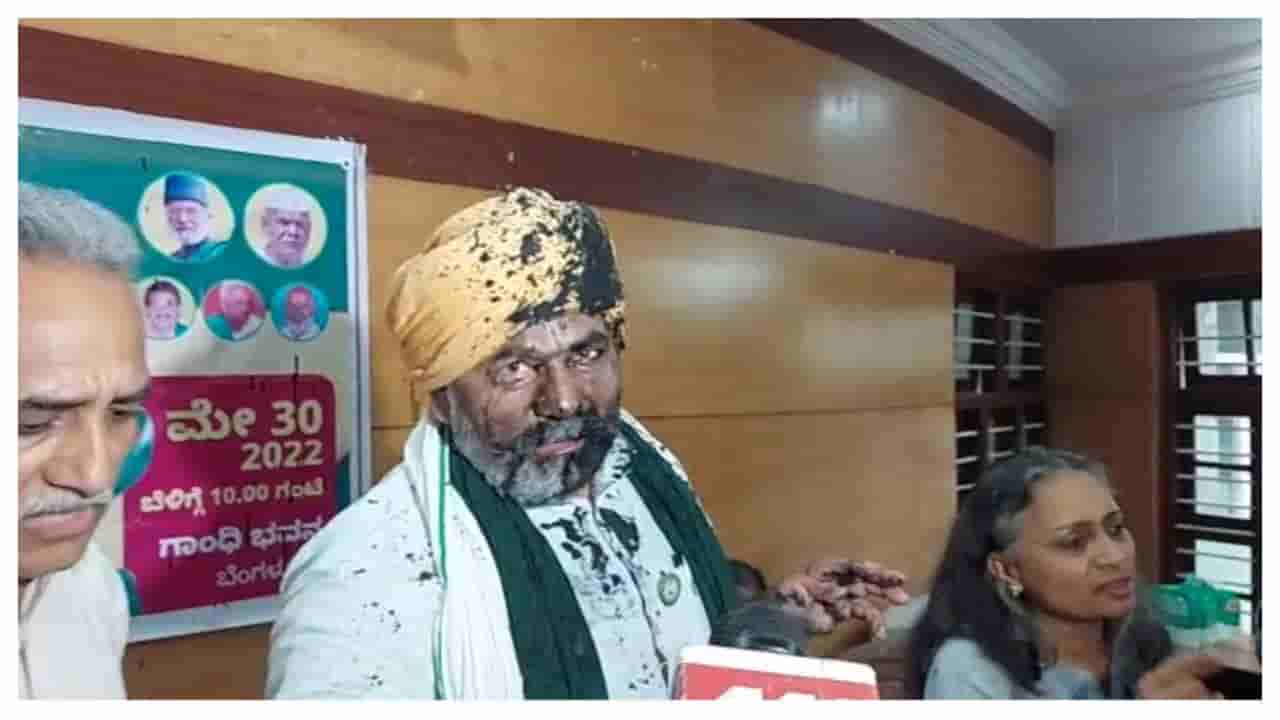 Rakesh Tikait: రైతు సంఘాల నేత రాకేశ్ టికాయత్పై దాడి.. నల్లసిరా చల్లిన దుండగులు
