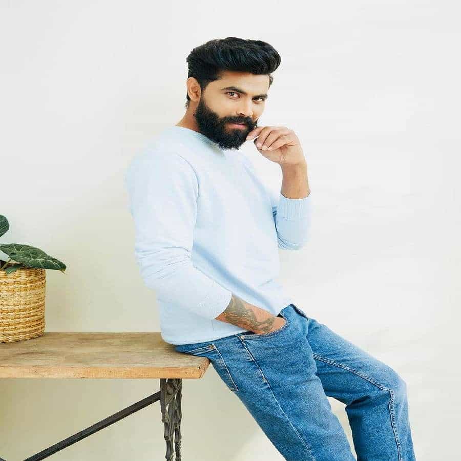 జడేజా చిన్నతనంలో ఎన్నో ఇబ్బందులు ఎదుర్కొన్నాడు. అయితే కఠోర శ్రమతో స్టార్ క్రికెటర్గా మంచి గుర్తింపు తెచ్చుకున్నాడు. నివేదికల ప్రకారం జడేజా ఆస్తుల విలువ రూ.97 కోట్లు.