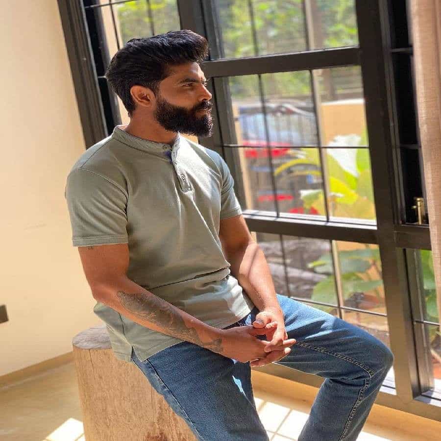 టీమిండియా ఆల్ రౌండర్ రవీంద్ర జడేజాకు ఐపీఎల్ 2022 సీజన్ అంతగా అచ్చిరాలేదు. టోర్నీ ప్రారంభంలో CSK కెప్టెన్గా బాధ్యతలు స్వీకరించిన అతను టోర్నీ మధ్యలోనే మళ్లీ ఎంఎస్ ధోనీకి సారథ్య బాధ్యతలను అప్పగించాడు.