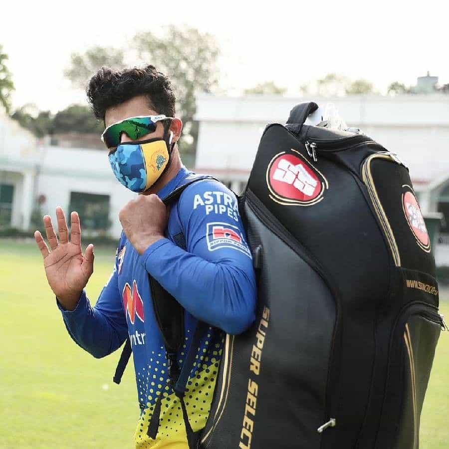 రవీంద్ర జడేజా IPL 2008 మొదటి సీజన్లో రాజస్థాన్ రాయల్స్ తరపున ఆడాడు. ఆ మరుసటి ఏడాదే అతను టీమిండియాలో చోటు సంపాదించాడు. మధ్యలో జట్టులోకి వస్తూ పోతూ ఉన్నా కొన్నేళ్ల నుంచి టీంలో రెగ్యులర్ ఆటగాడిగా మారిపోయాడు.