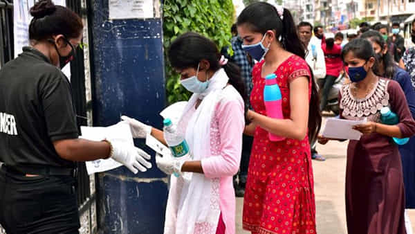 TS Inter Exams: కొంపముంచిన ఒక్క నిమిషం నిబంధన.. ఆగమైన ఇంటర్ విద్యార్థులు, పరీక్షకు దూరమైన వైనం..