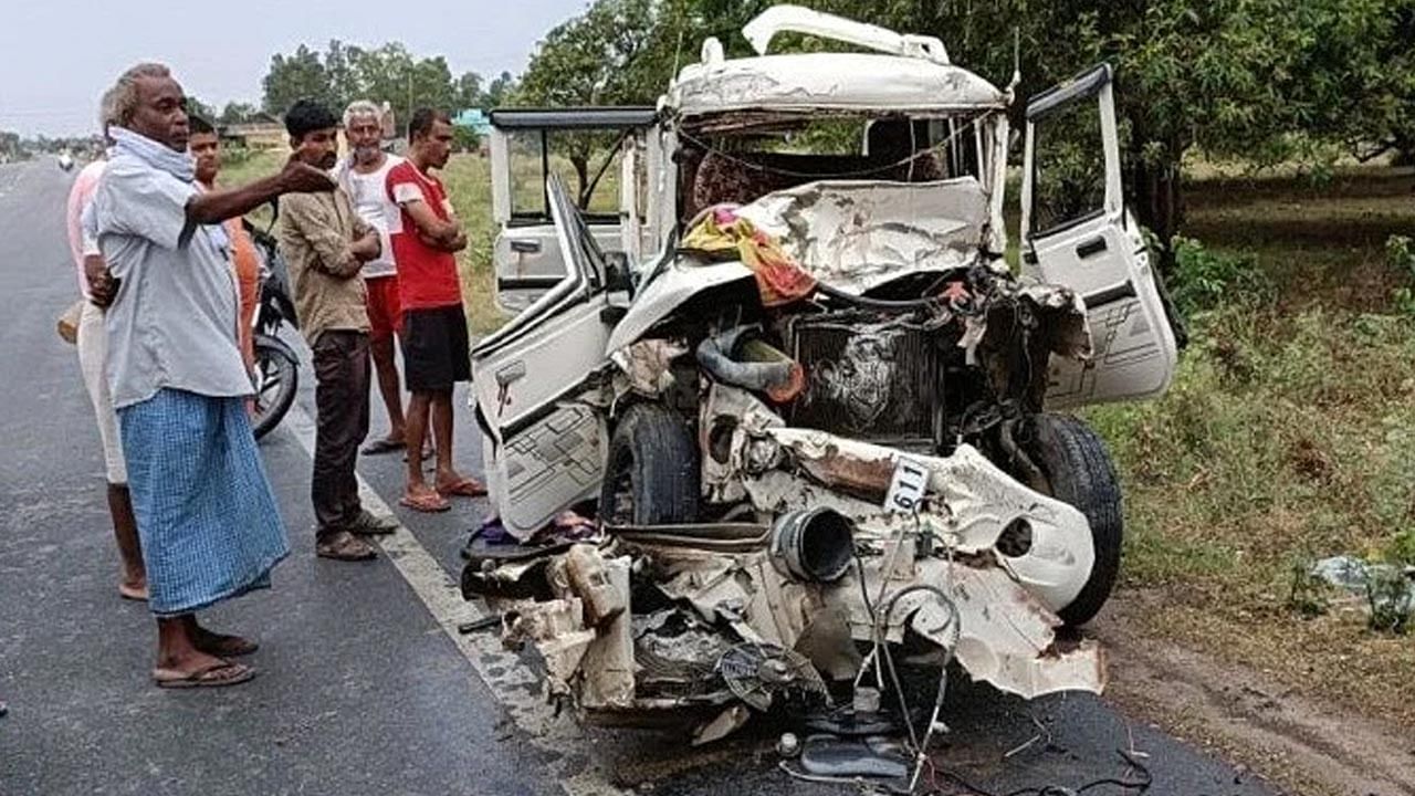Road Accident: వివాహ వేడుకకు హాజరై వస్తుండగా ఘోర రోడ్డు ప్రమాదం.. 8 మంది దుర్మరణం..