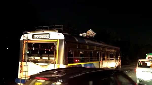 Narketpally: నార్కట్ పల్లి హైవే పై రోడ్డు ప్రమాదం.. ఆగిఉన్న లారీని ఢీ కొన్న ఆర్టీసీ బస్సు.. 30మందికి గాయాలు