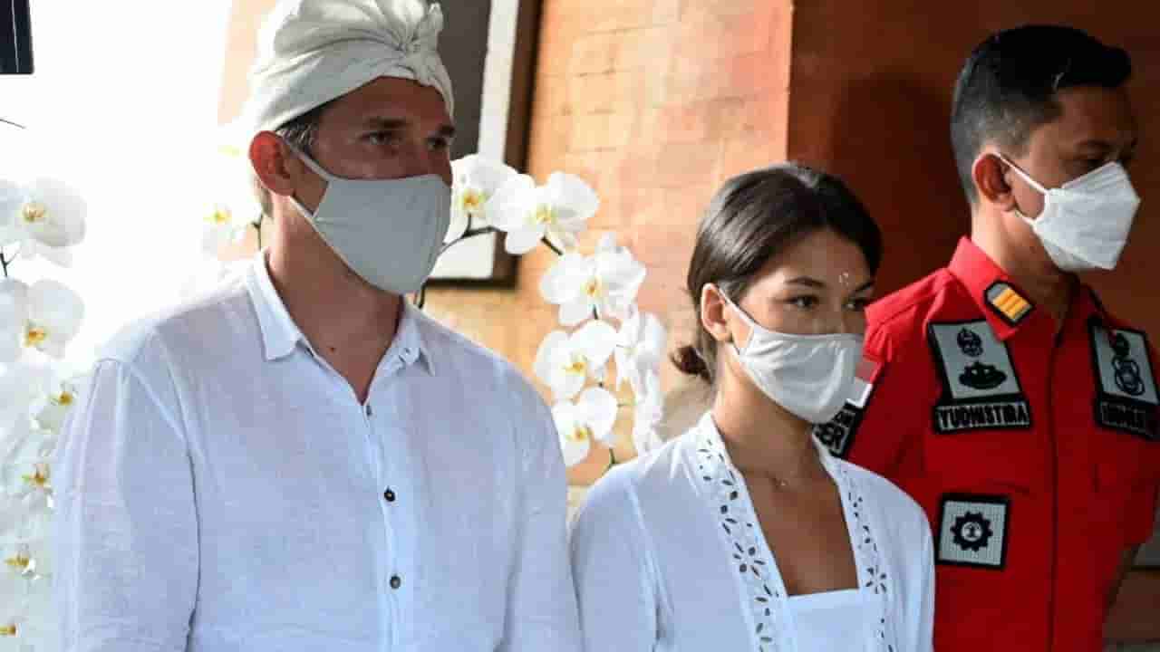 Russian Couple: పవిత్రమైన చోట నగ్నంగా ఫొటోలు దిగిన మహిళ..చివరకు ఏం జరిగిందంటే..!