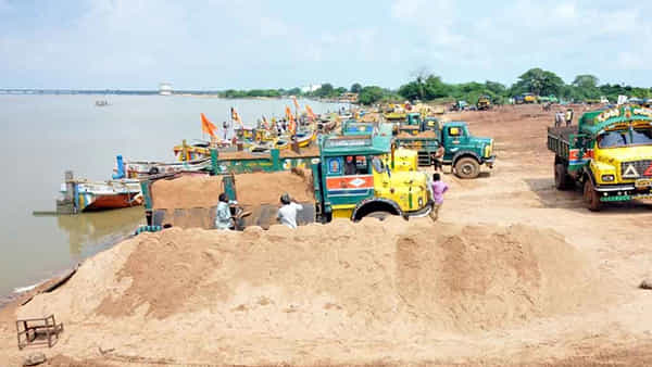 Andhra Pradesh: ఇసుక ర్యాంపులో ఒక్కసారిగా అలజడి.. బెంబేలెత్తిపోయి జనం పరుగో పరుగు.!