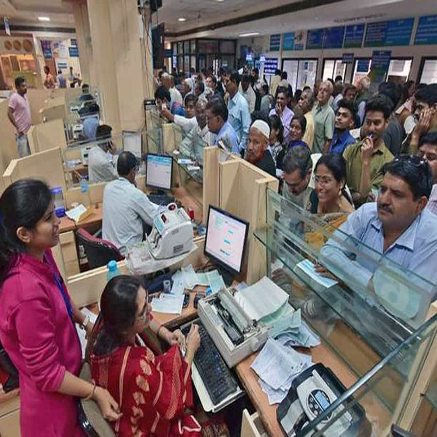 SBI: దేశంలో అతిపెద్ద ప్రభుత్వరంగ బ్యాంకు అయిన స్టేట్ బ్యాంక్ ఆఫ్ ఇండియా (SBI)తన కస్టమర్లకు షాకిచ్చింది. మరోసారి రుణ రేట్లను పెంచుతూ నిర్ణయం తీసుకుంది. మార్జినల్ కాస్ట్ ఆఫ్ ఫండ్స్ బేస్డ్ లెండింగ్ రేటు (MCLR)ను 10 బేసిస్ పాయింట్ల మేర పెంచింది. ఈ రుణ రేట్ల పెంపు మే 15 నుంచి అమల్లోకి వచ్చినట్లు బ్యాంకు తెలిపింది.