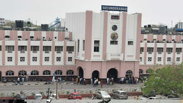 Hyderabad: రైల్వే ప్రయాణికులకు గుడ్ న్యూస్.. వారికోసం ప్రత్యేక గదులు ఏర్పాటు