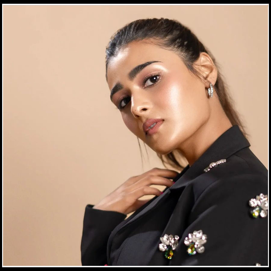 Shalini Pandey: ట్రెండీ ఫొటోస్ తో అభిమానులకు దగ్గరవుతున్న షాలిని పాండే.. 