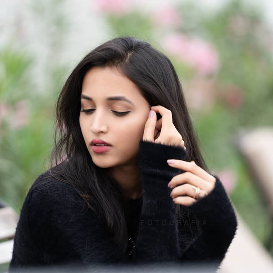 కాలేజ్ రోజుల్లోనే అందగత్తెగా శ్రీనిధి శెట్టి అనేక బహుమతులు గెలుచుకుంది.