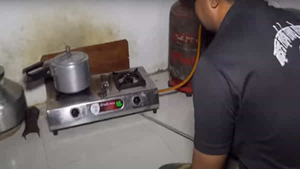 Viral Video: కిచెన్లో వింత శబ్దాలు.. వెళ్లి చూడగా ఒక్కసారిగా భయంతో గుండె గుభేల్!