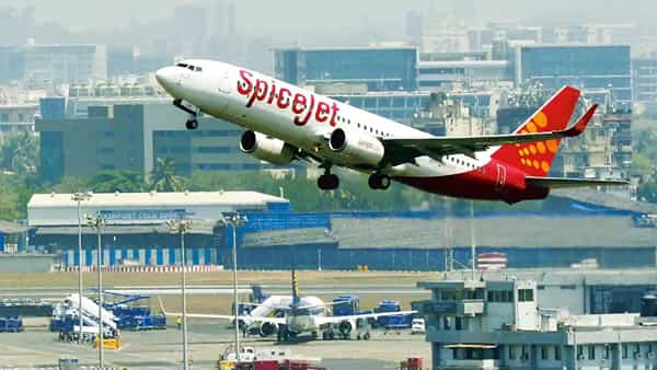 SpiceJet: స్పైస్జెట్కు డీజీసీఏ రూ.10 లక్షల జరిమానా.. కారణం ఏంటో తెలుసా..?