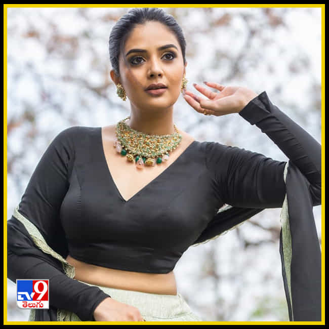 Sreemukhi New Photos. Credit by:Sreemukhi/Instagram