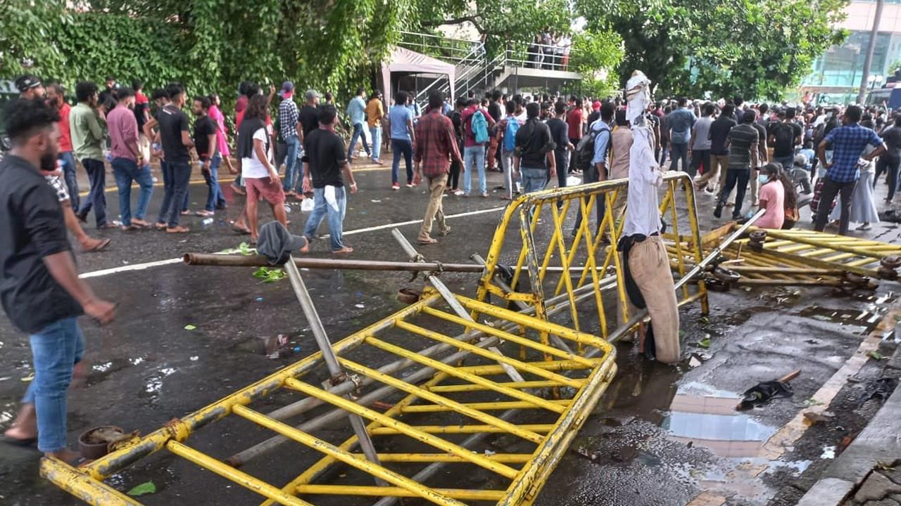 Sri Lanka Student Protest: రావణకాష్టంలా శ్రీలంక.. అధ్యక్షుడు రాజీనామా చేయాలంటూ విద్యార్థుల ఆందోళన..