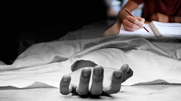 Student Died: విషాదం.. పరీక్ష రాస్తూ కుప్పకూలిన మరో విద్యార్థి.. ఆస్పత్రికి తరలిస్తుండగా మృతి