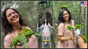 singer sunitha: కిల కిల పలుకుల చిలుకల నడుమ గాన కోకిల.. 'సింగర్ సునీత' వైరల్ ఫొటోస్..