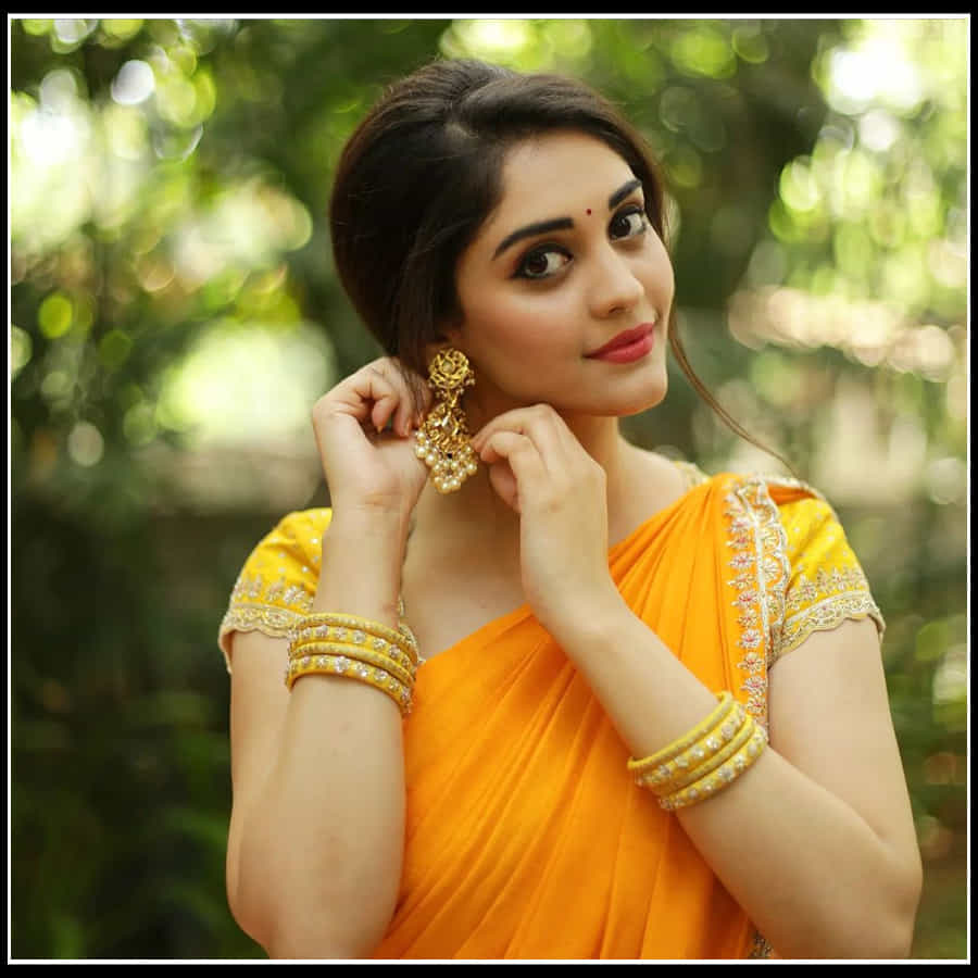 Surbhi: చీరకట్టులో వయ్యారాలు వలకబోస్తున్న స్వప్న సుందరి సురభి...