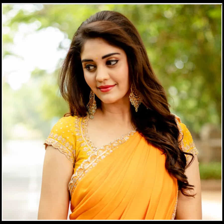 Surbhi: చీరకట్టులో వయ్యారాలు వలకబోస్తున్న స్వప్న సుందరి సురభి...