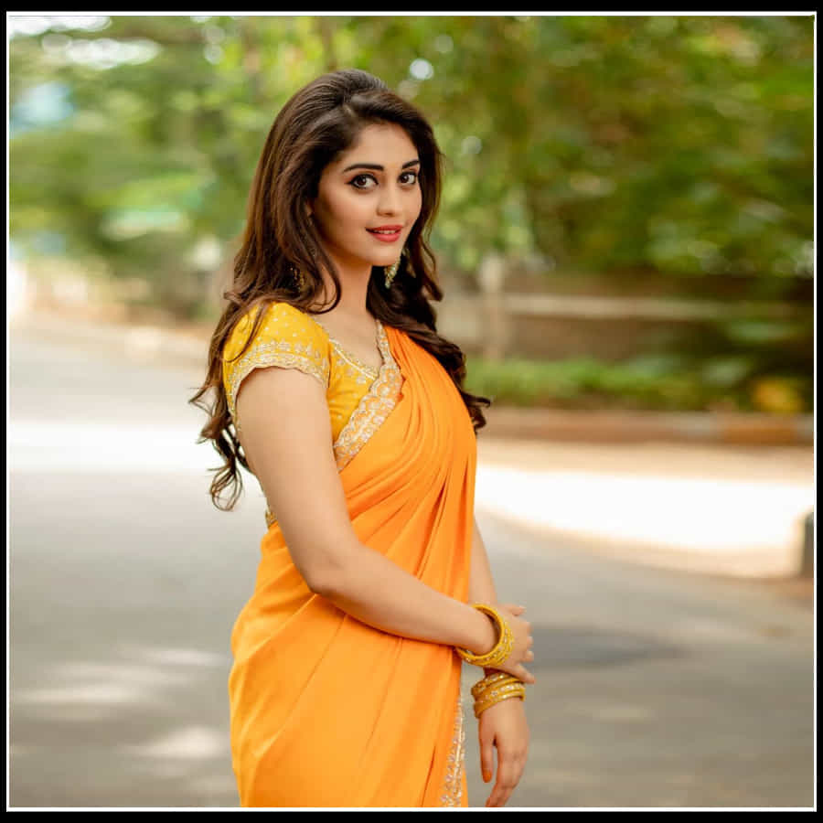 Surbhi: చీరకట్టులో వయ్యారాలు వలకబోస్తున్న స్వప్న సుందరి సురభి...