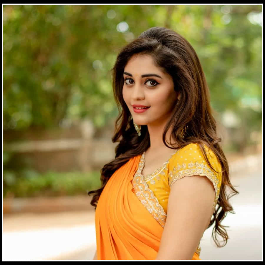 Surbhi: చీరకట్టులో వయ్యారాలు వలకబోస్తున్న స్వప్న సుందరి సురభి...