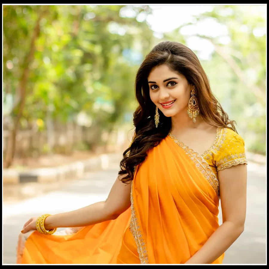 Surbhi: చీరకట్టులో వయ్యారాలు వలకబోస్తున్న స్వప్న సుందరి సురభి...