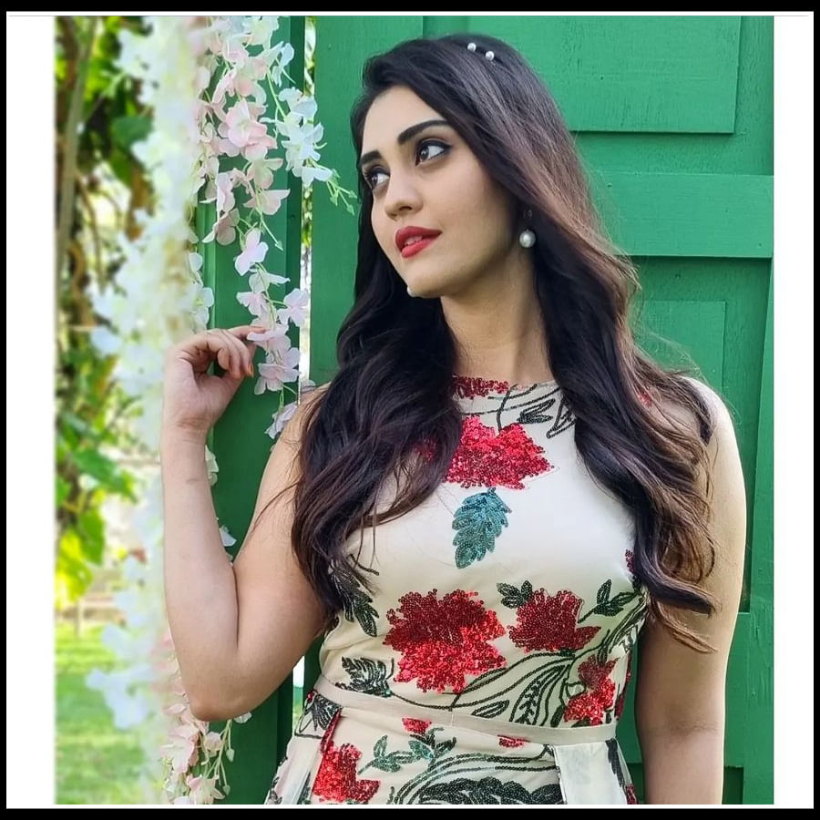 Surbhi: వయ్యారాలు వలకబోస్తున్న స్వప్న సుందరి సురభి...