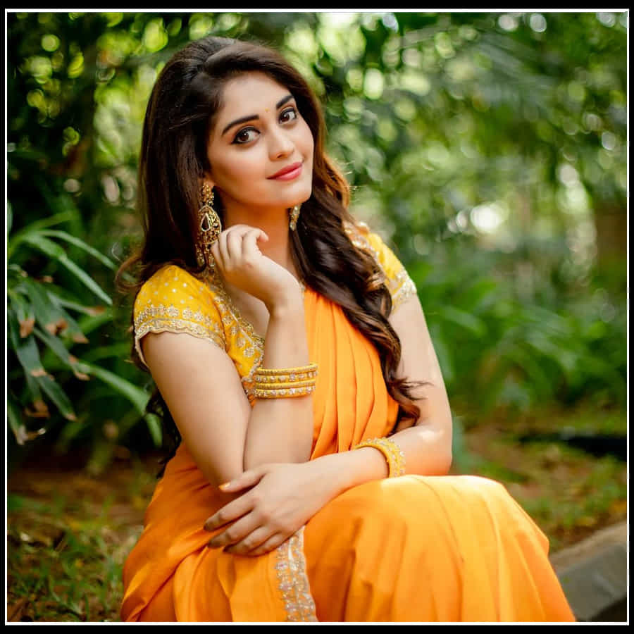 Surbhi: చీరకట్టులో వయ్యారాలు వలకబోస్తున్న స్వప్న సుందరి సురభి...