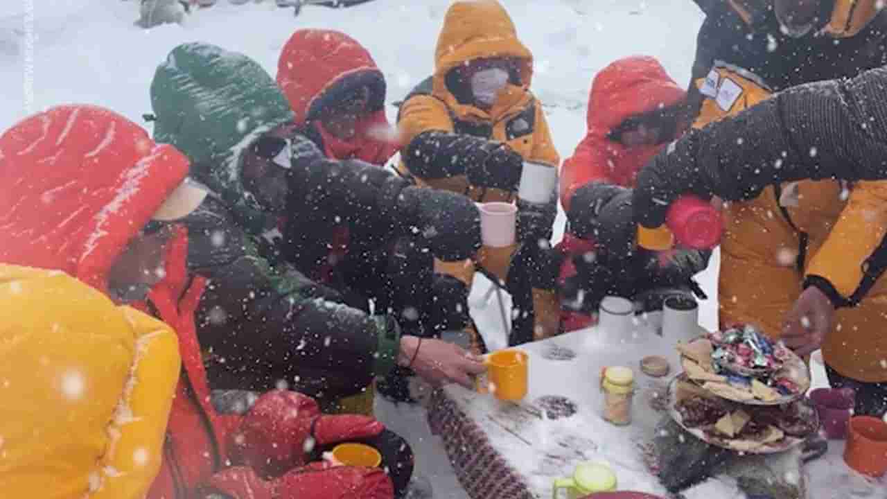 Tea Party on Everest: ఎక్కడా లేనట్టు ఎవరెస్ట్‌పై టీ పార్టీ.. అయితేనేం రికార్డ్‌ కొట్టేశారు..