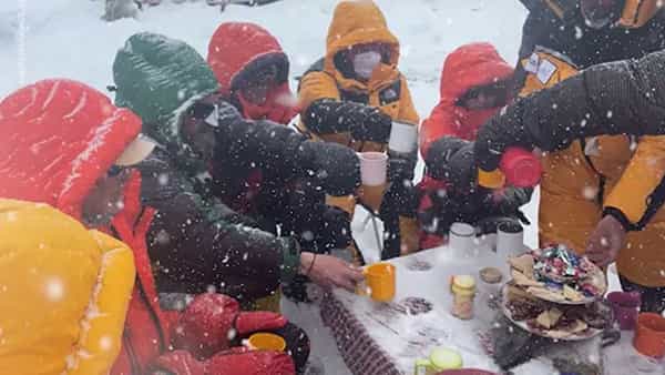 Tea Party on Everest: ఎక్కడా లేనట్టు ఎవరెస్ట్పై టీ పార్టీ.. అయితేనేం రికార్డ్ కొట్టేశారు..