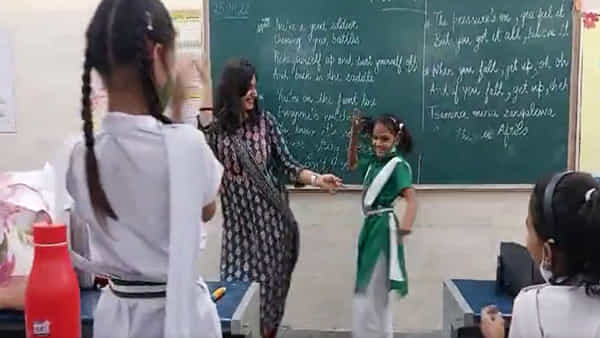 Viral Video: క్లాసు రూములో డ్యాన్సులు..టీచర్కే స్టెప్పులు నేర్పిన స్టూడెంట్..నెటజన్స్ ఫిదా