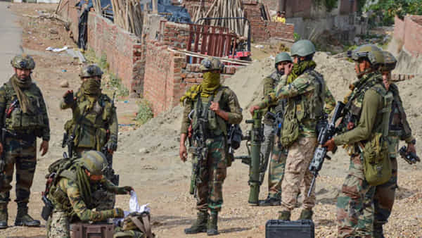 Terrorists Attack: దారుణం.. తహసీల్ కార్యాలయంలో పండిట్ రాహుల్భట్ను కాల్చి చంపిన ఉగ్రవాదులు
