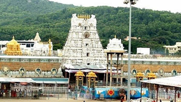 Tirumala: శ్రీవారి పరకామణిలో సిబ్బంది చేతివాటం.. ఆరు నెలలుగా నగదు దొంగతనం