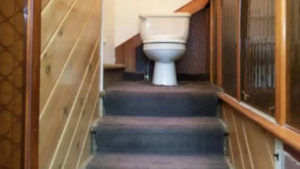 Toilet on the stairs: రూ. 3కోట్ల ఖరీదైన ఇళ్లు..టాయిలెట్‌ ఎక్కడ కట్టారో చూస్తే అవాక్కే..! ఫోటో వైరల్