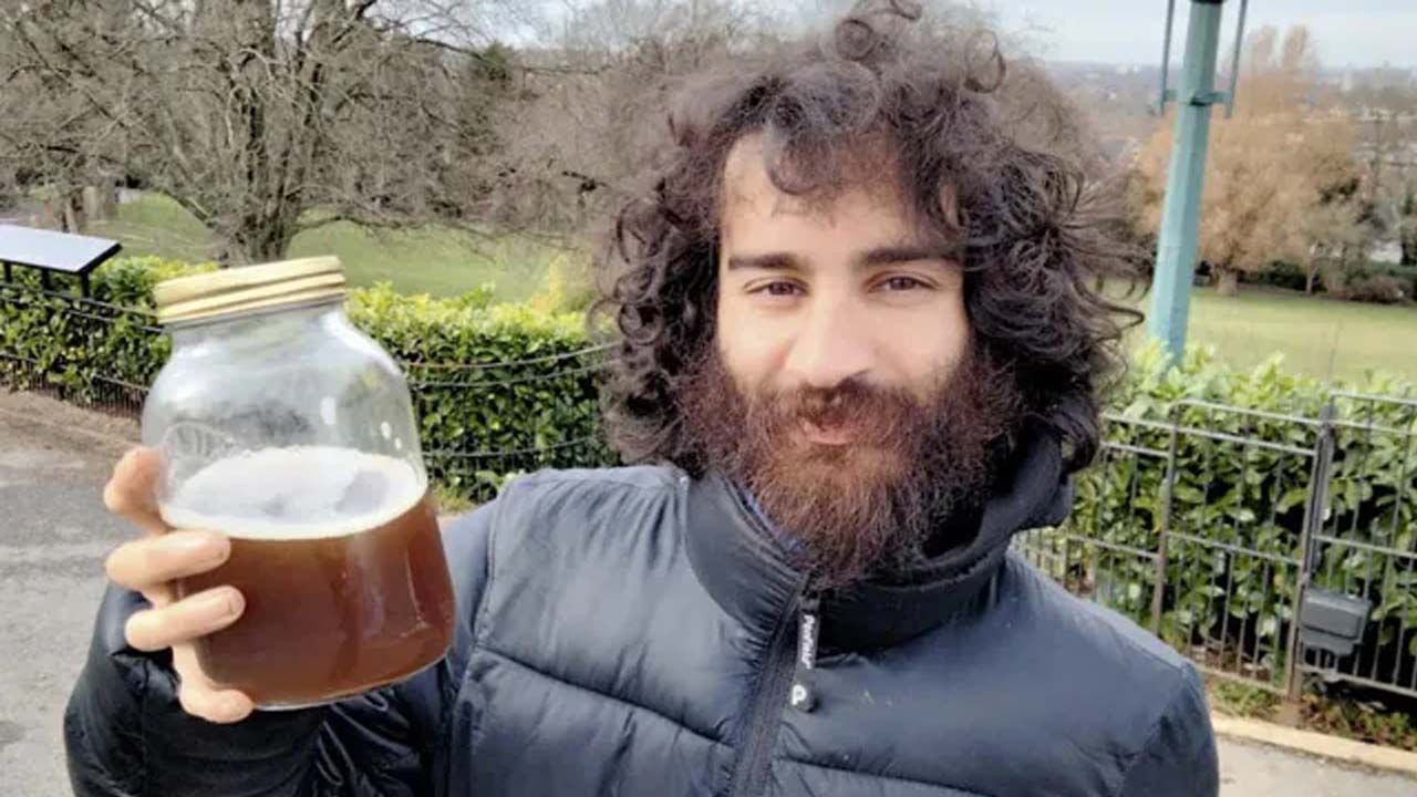 Man Drinks Urine వీడు మరీ దారుణంగా ఉన్నాడేంట్రా బాబు.. యవ్వనంగా