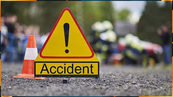 Road Accident: ఘోర రోడ్డు ప్రమాదం.. టూరిస్ట్ బస్సు-ట్రక్కు ఢీః.. ఏడుగురు మృతి.. 9 మందికి తీవ్ర గాయాలు
